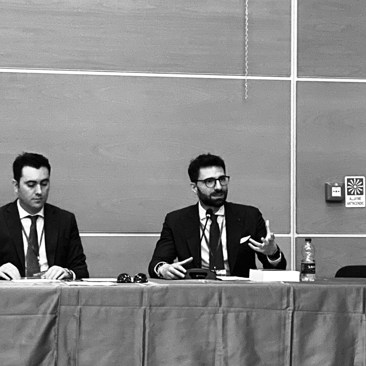 Antonio Valentini durante un convegno, in bianco e nero
