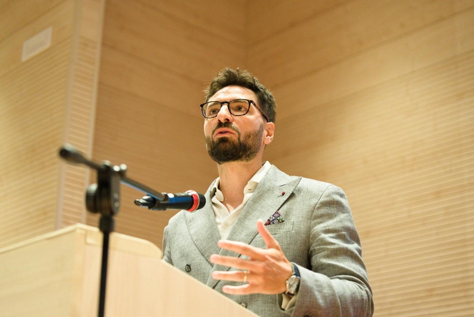Antonio Valentini al leggio