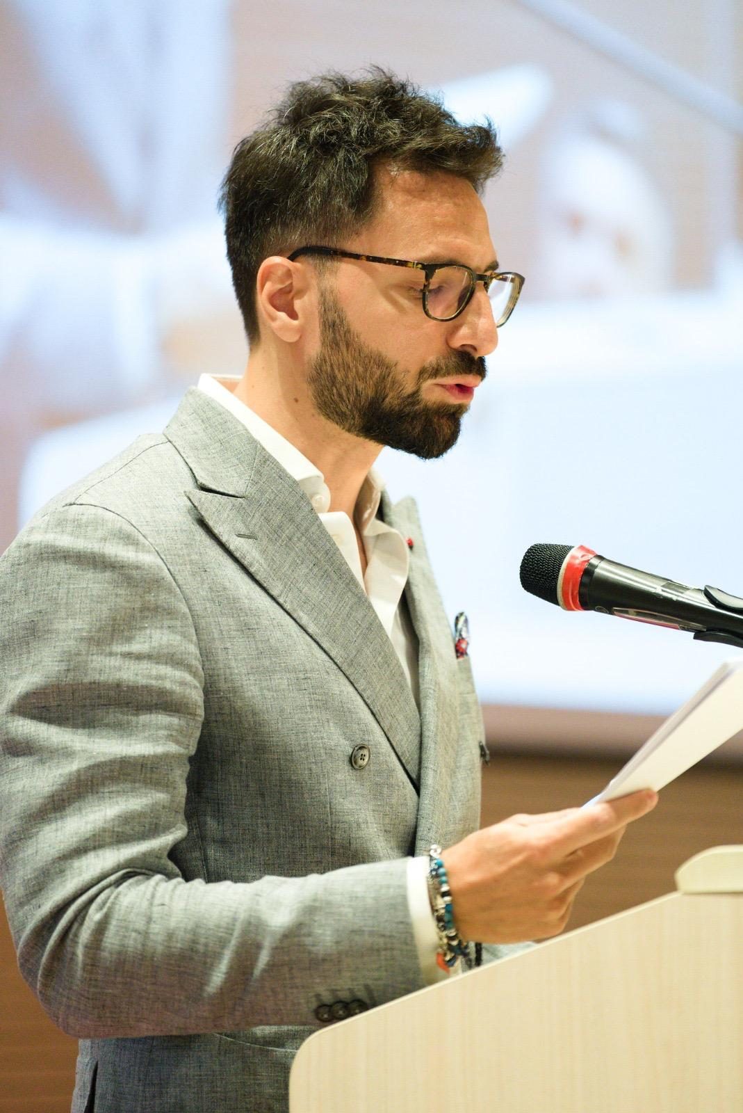 Antonio Valentini legge un intervento al leggio